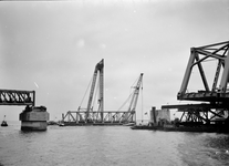 836334 Afbeelding van het invaren van een nieuw gedeelte van de Moerdijkbrug over het Hollands Diep.